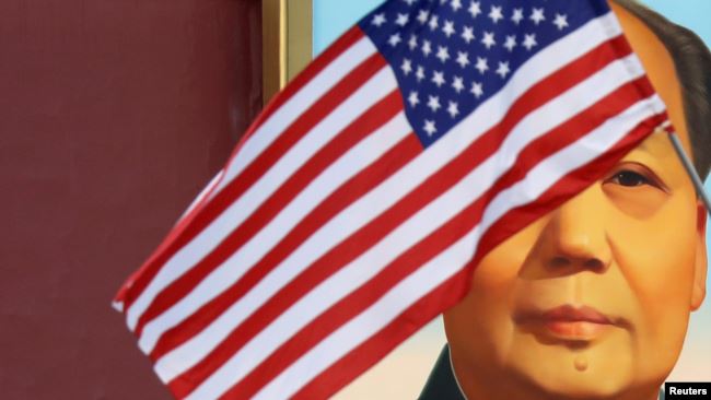 为欢迎美国总统特朗普访华，2017年11月8日北京天安门毛泽东画像前飘扬的美国国旗。