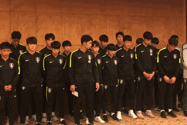 中国足球再被羞辱 韩国队赢球并脚踩奖杯