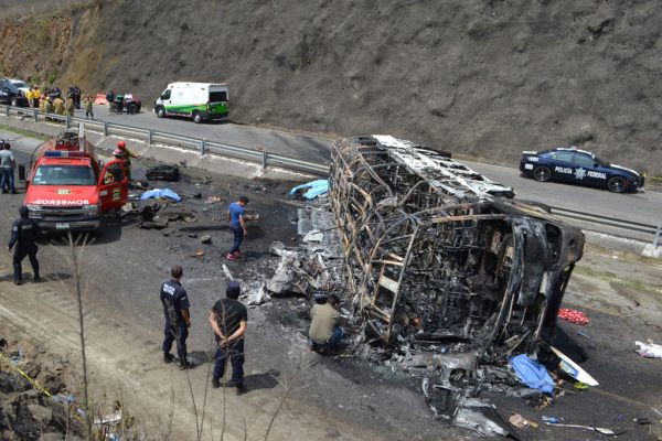 墨西哥车祸 烈焰吞噬巴士至少21死30伤