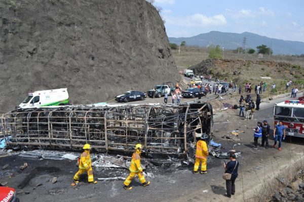 墨西哥车祸 烈焰吞噬巴士至少21死30伤
