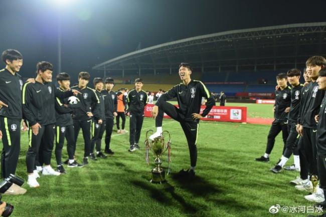 韩国夺冠后脚踩中国奖杯还“撒尿” 结果…