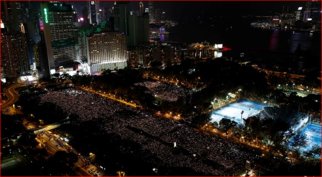 18万香港民众烛光悼念六四死难者