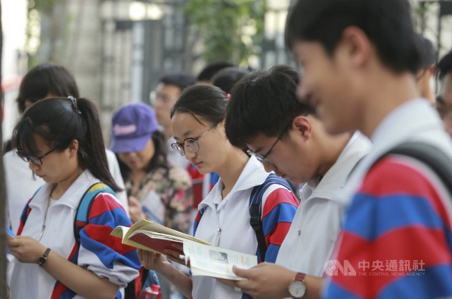 中国高考作文又红又专，遭微博网民群嘲