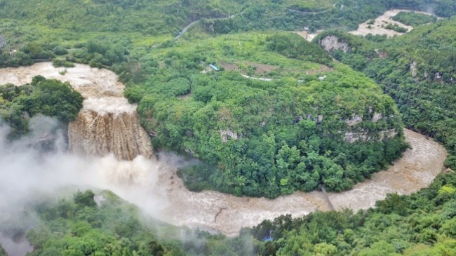壮观 贵州黄果树瀑布出现入汛以来最大洪峰