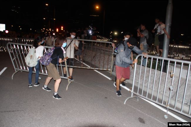 香港大游行后  防暴警察和学生激烈对峙