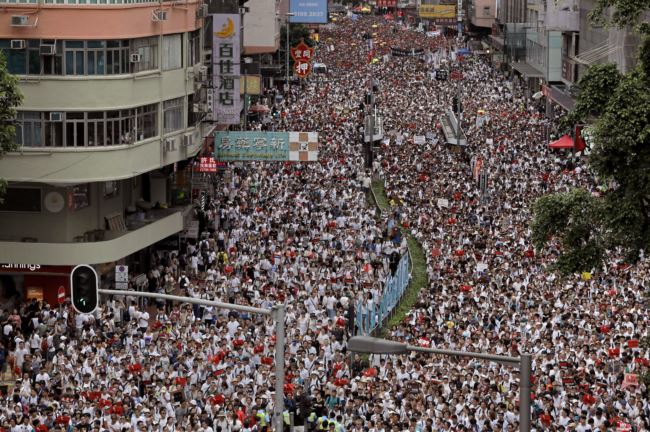 香港市民星期天举行空前规模的游行，抗议港府修订逃犯条例。
