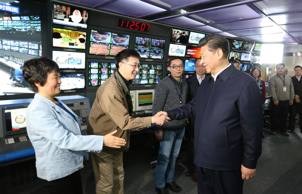 习近平主席2016年考察位于北京的中央电视台。在共产党的压力之下，调查新闻已变得支离破碎。