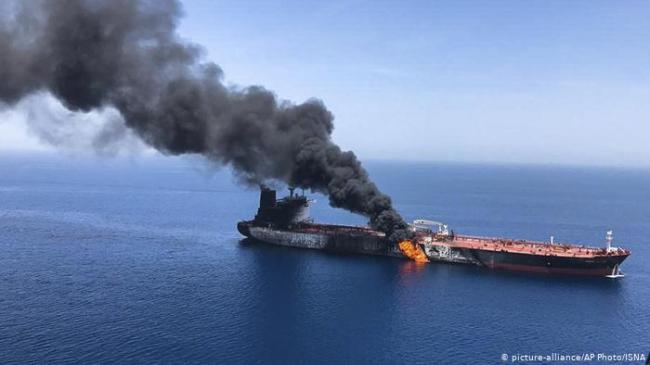 两艘油轮遇袭爆炸 美国伊朗纷纷出动