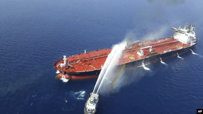两艘油轮安曼湾遇袭 美国称伊朗是幕后黑手