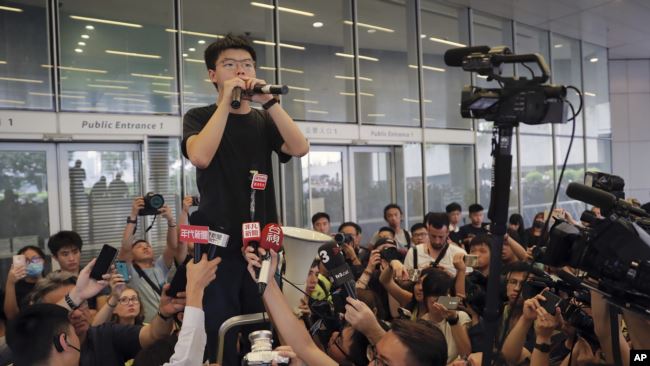 香港活动人士黄之锋获释后立即加入抗争活动 （2019年6月17日美联社）