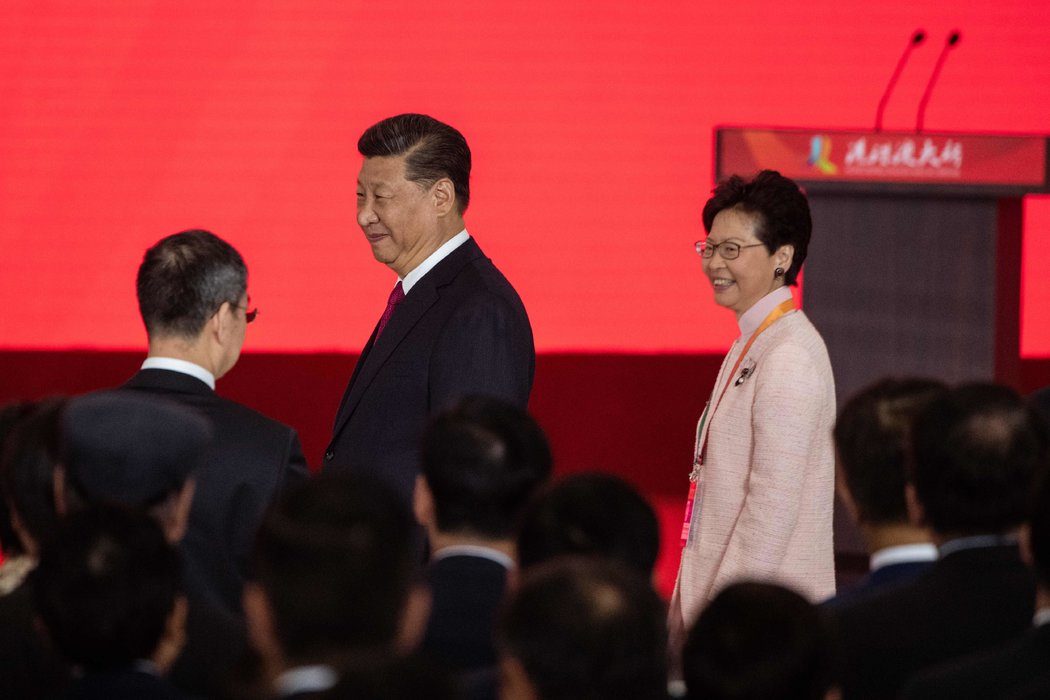 去年，林郑月娥与中国国家主席习近平举行会面。目前尚不清楚的一个问题是，林郑月娥在提出这一法案前，与北京方面进行了多少磋商（如果有的话）。
