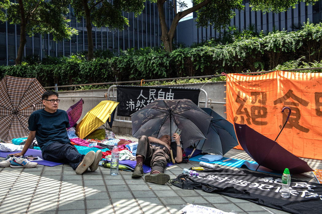 周六，绝食抗议者在立法会附近举行示威。