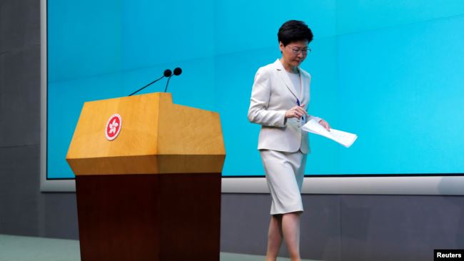香港特首林郑月娥2019年6月18日在立法会举行的记者会上再度道歉后走下讲台。