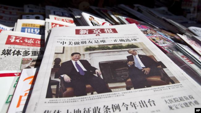 新京报在一个街头报摊上。2012年2月16日