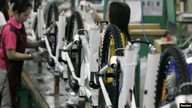 世界最大自行车制造商台湾捷安特公司的工人在台中的一条自行车装配线上。（2008年4月）