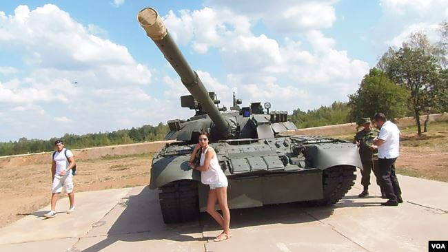 在一次坦克比赛活动中，莫斯科郊外展出的老式T-80U-E1型坦克。 （美国之音白桦拍摄）