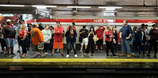 波士顿红线地铁出轨修复慢 延迟加价声四起