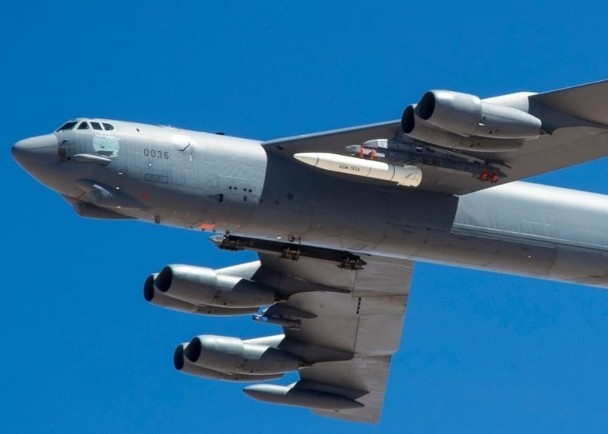 快声速5倍 B-52轰炸机载最新高音速导弹试飞