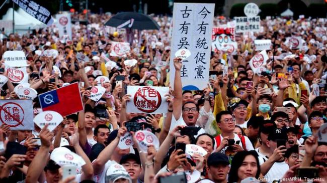 拒绝红色媒体渗透  台湾民众冒雨集会抗议