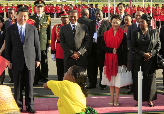 2013年3月25日中国国家主席习近平，坦桑尼亚总统基奎特，中国第一夫人彭丽媛和坦桑尼亚第一夫人萨尔玛·基奎特在在达累斯萨拉姆的尼雷尔国际机场。这次访问中签订的巴加莫约港综合开发项目合作备忘录，如今被叫停。