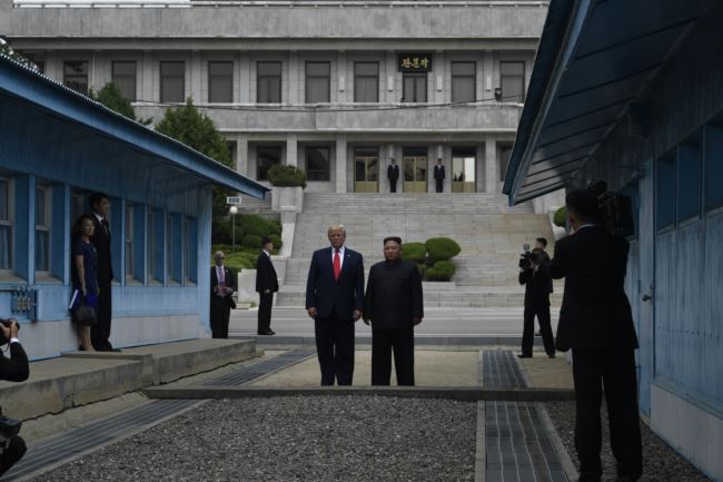 美国总统特朗普2019年6月30日星期日在韩国非军事区的板门店边境村会见了朝鲜领导人金正恩。