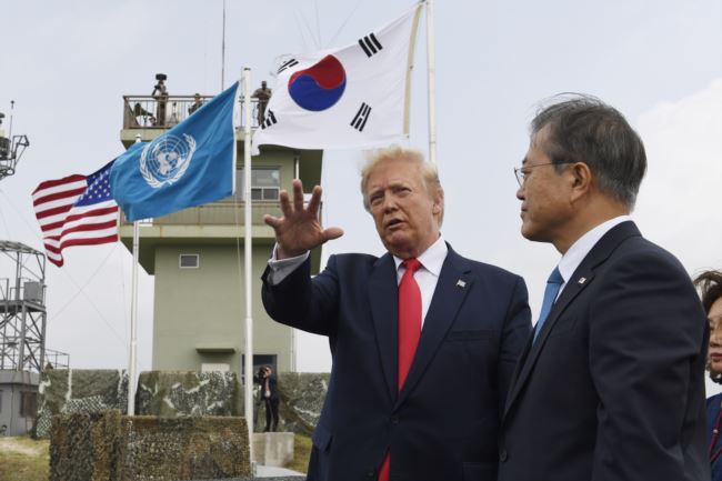 美国总统特朗普与韩国总统文在寅2019年6月30日在韩国的观察站观看非军事区。