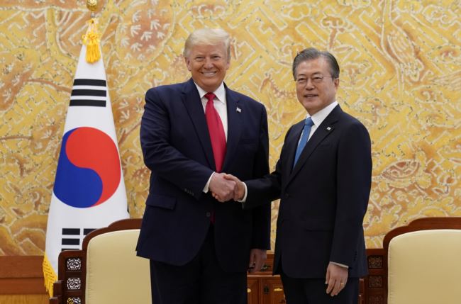 美国总统特朗普与韩国总统文在寅在首尔会晤(2019年6月30日)