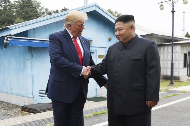 川普踏入朝鲜领土，美朝同意重启核谈判