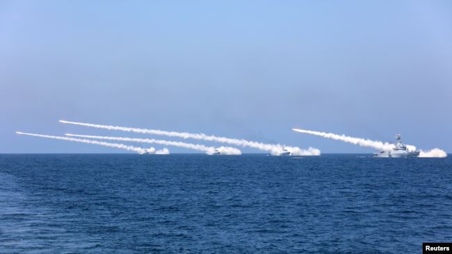 中国海军在渤海和黄海海域进行实弹军演。（2017年8月8日）