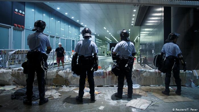 Hongkong China Protest Parlament Polizei (Reuters/T. Peter)