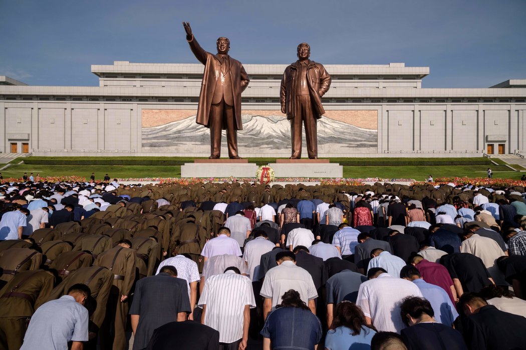 周一，在平壤前朝鲜领导人金日成和金正日的雕像前鞠躬的人群。韩国人叛逃朝鲜或非法入境朝鲜的情况极不寻常。