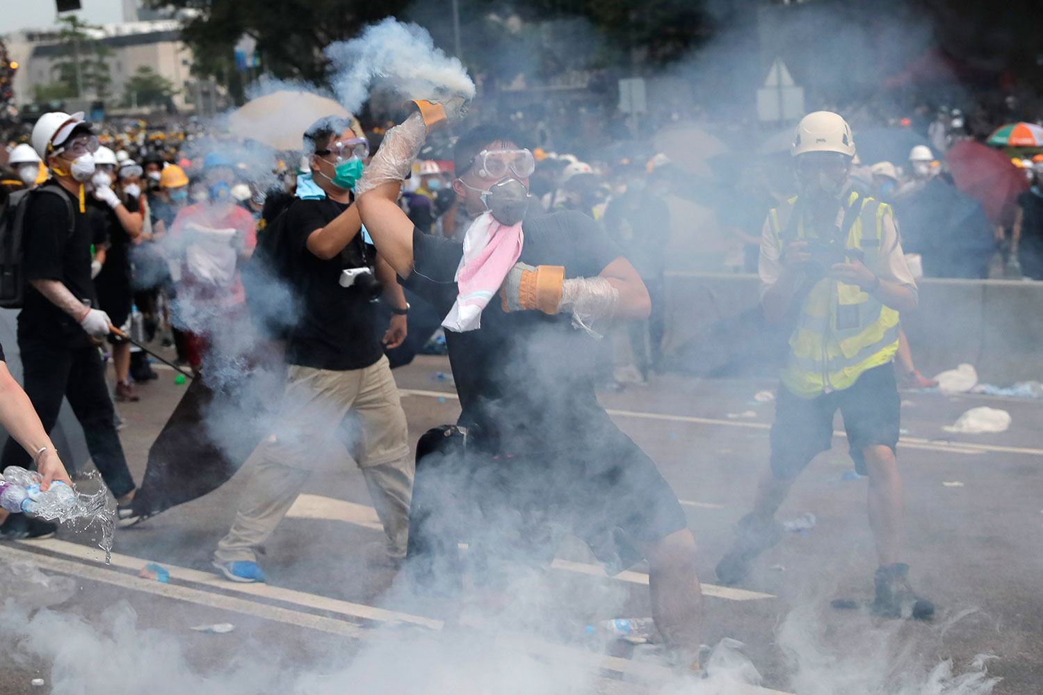 2019年6月12日，香港立法会外防暴警察对示威者发射催泪弹。（美联社）