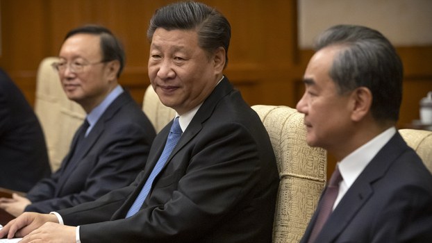 中国国家主席习近平（中）2019年7月9日在一场外事活动上。（美联社）