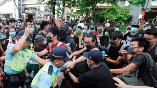 香港反水货客抗议  警方挥舞警棍驱赶示威者