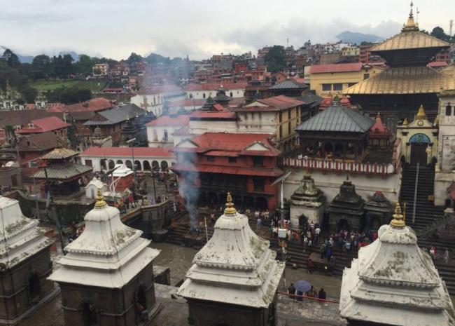 尼泊尔有一特殊现象：小孩常年游走在烧尸庙