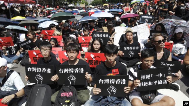 台湾上万群众2019年6月23日手举“台湾撑香港”的标语牌参加集会支持香港民众反送中。 