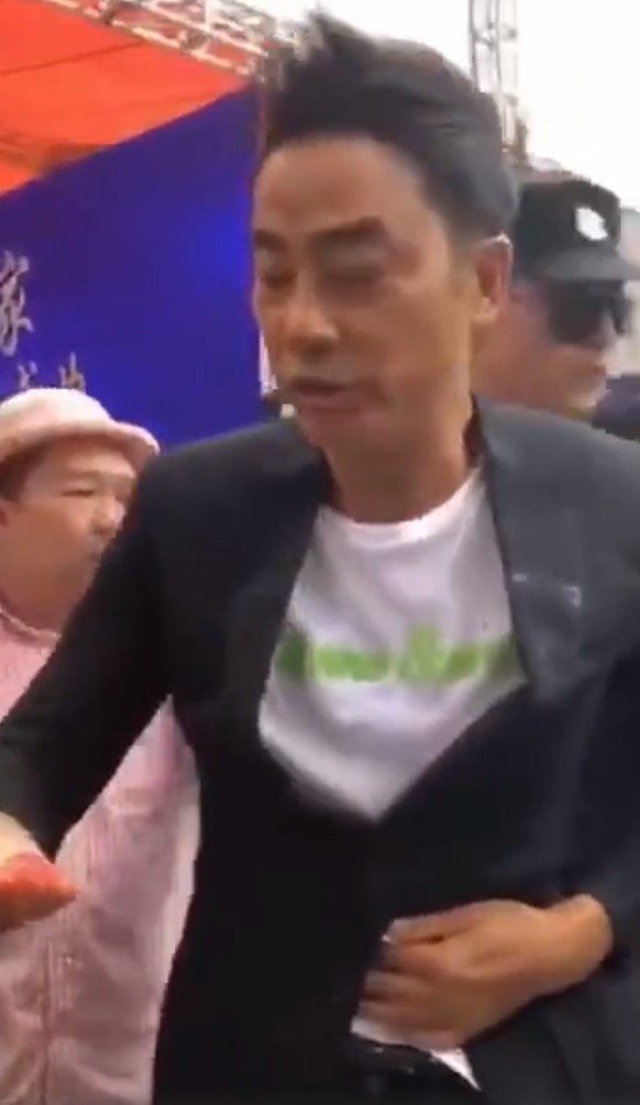 恐怖:香港明星正出席活动 男子突然上台拿刀捅他