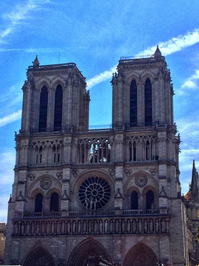 巴黎圣母院：去年和今年夏天