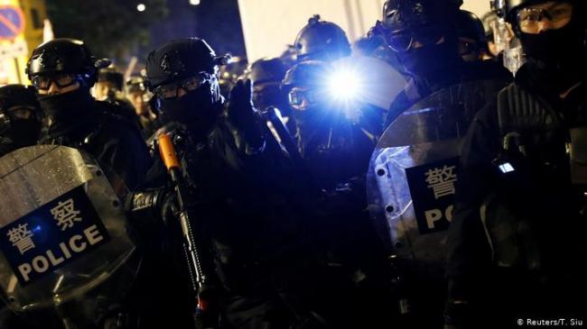 香港721游行后爆冲突 警方发射橡胶子弹