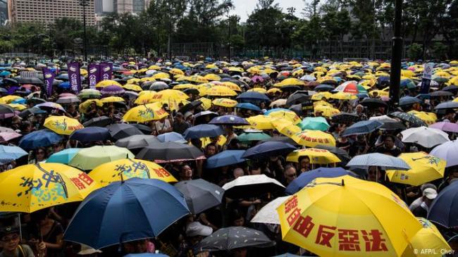 香港721游行后爆冲突 警方发射橡胶子弹