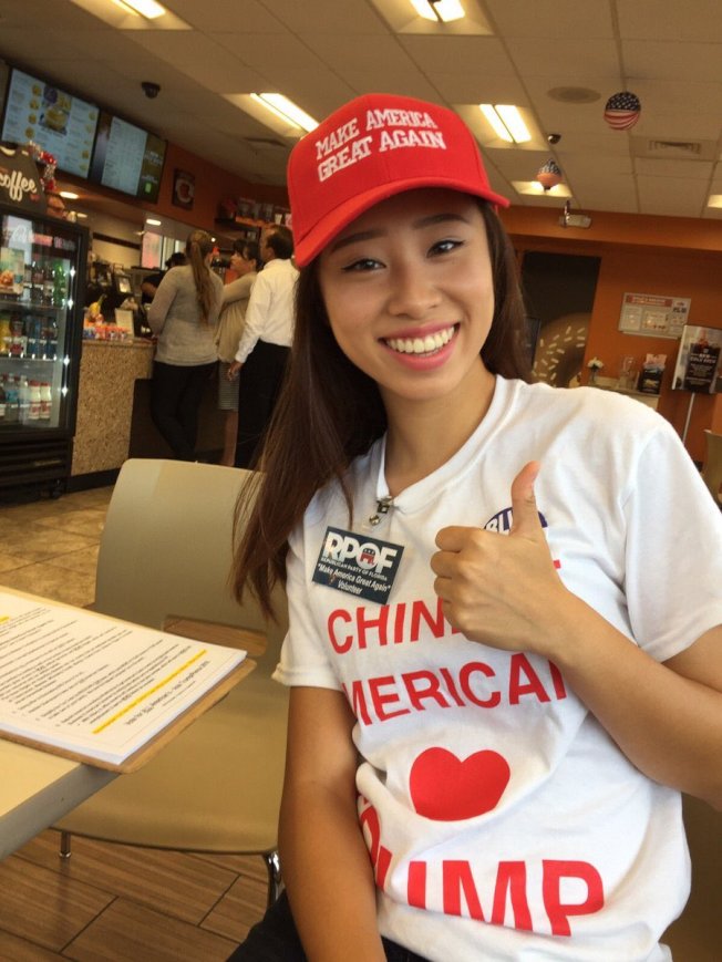 Kathy Zhu在推特上贴出照片，身穿华裔美国人支持川普的T恤。(推特)