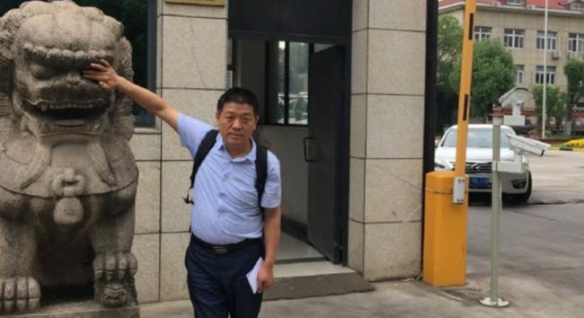 被指挑动对党和政府不满 吴小晖律师遭吊牌