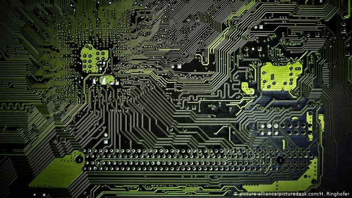 Computer hardware Cyberkrieg Symbolbild (picture-alliance/picturedesk.com/H. Ringhofer)