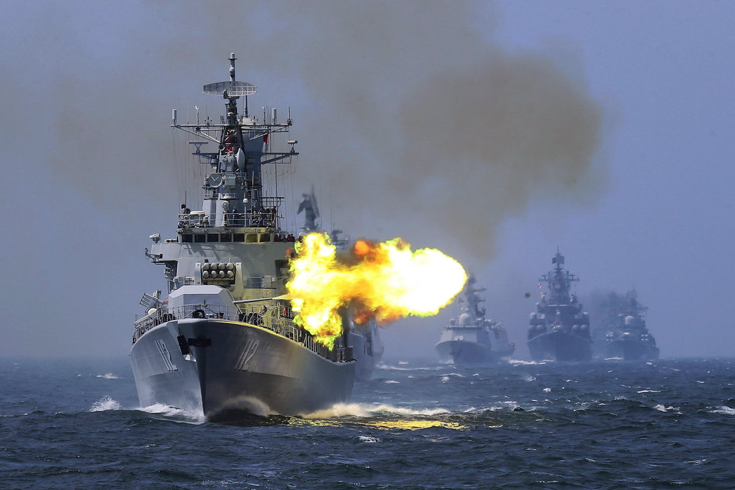 2014年，中国“哈尔滨”号导弹驱逐舰在与俄罗斯的东海联合海军演习中。
