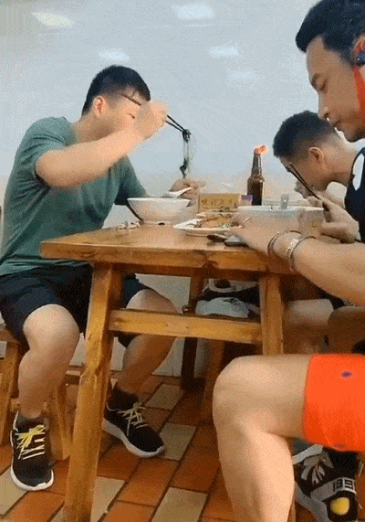 网友偶遇陈志朋在餐馆吃面 看他装扮沉默了
