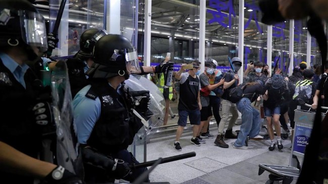 细节 香港抗议者与警方在机场爆发冲突始末