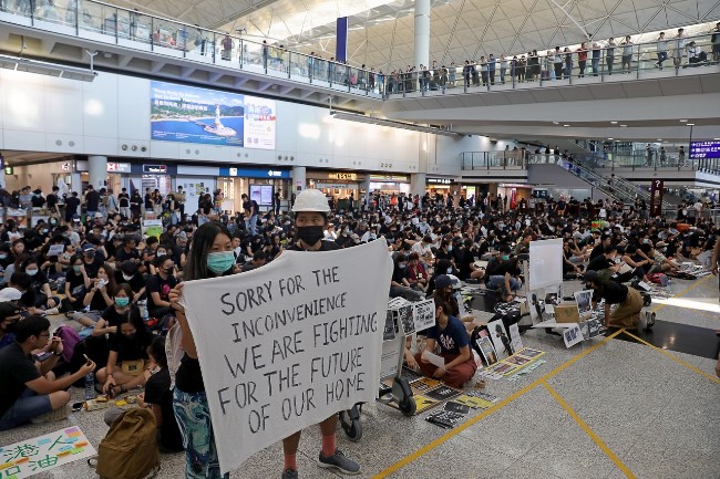 细节 香港抗议者与警方在机场爆发冲突始末