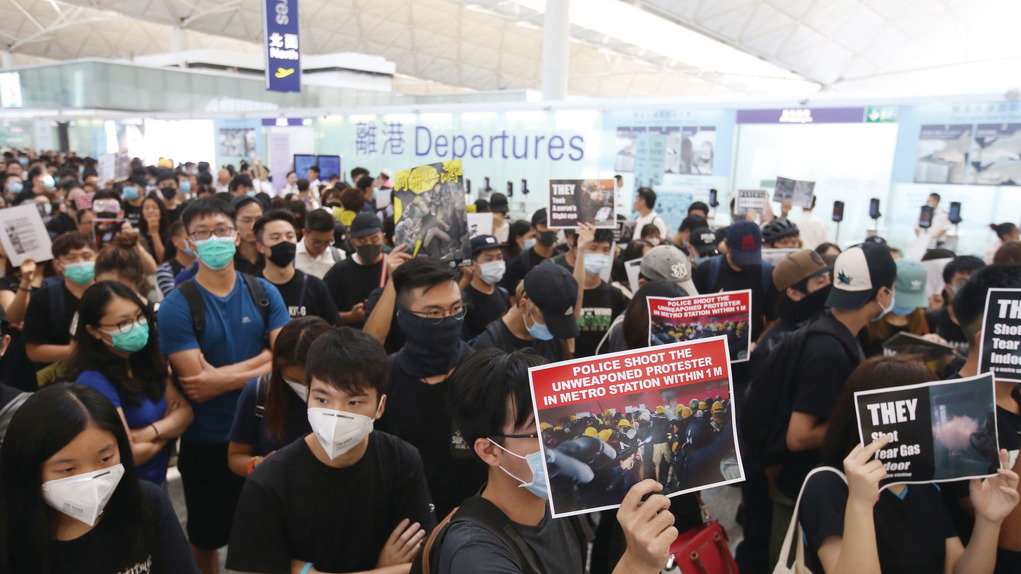 示威者日前在香港机场表达诉求。