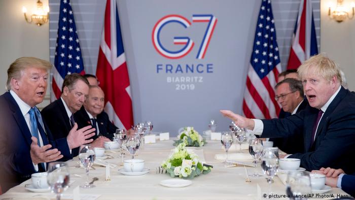G7-Gipfel in Frankreich | Donald Trump mit Boris Johnson (picture-alliance/AP Photo/A. Harnik)