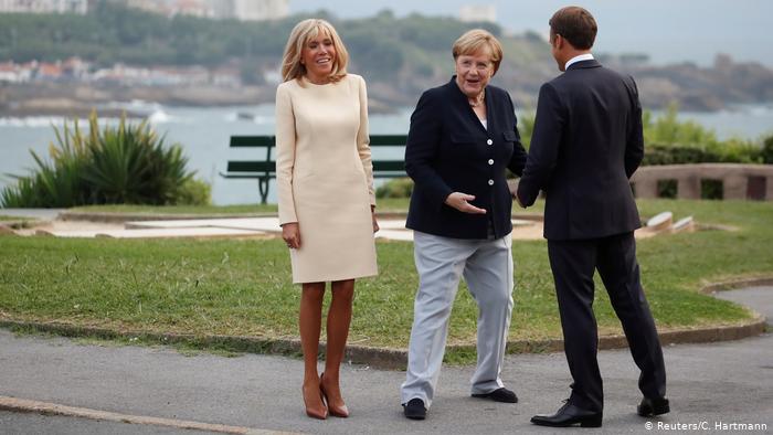 Frankreich Biarritz | G7 Gipfeltreffen: Brigitte Macron, Angela Merkel und Emmanuel Macron (Reuters/C. Hartmann)